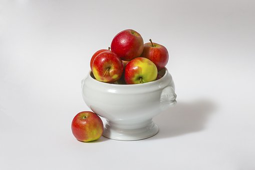 Äpfel in Vase